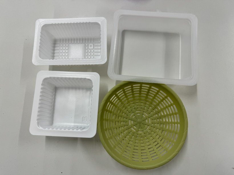 豆腐の容器3つざる1つが置いている